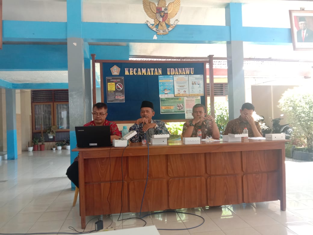 SEKRETARIS DAN BENDAHARA DESA TEMENGGUNGAN MENGIKUTI RAKOR PENGELOLAAN KEUANGAN DESA TAHUN ANGGARAN 2023 DI PENDOPO KECAMATAN UDANAWU