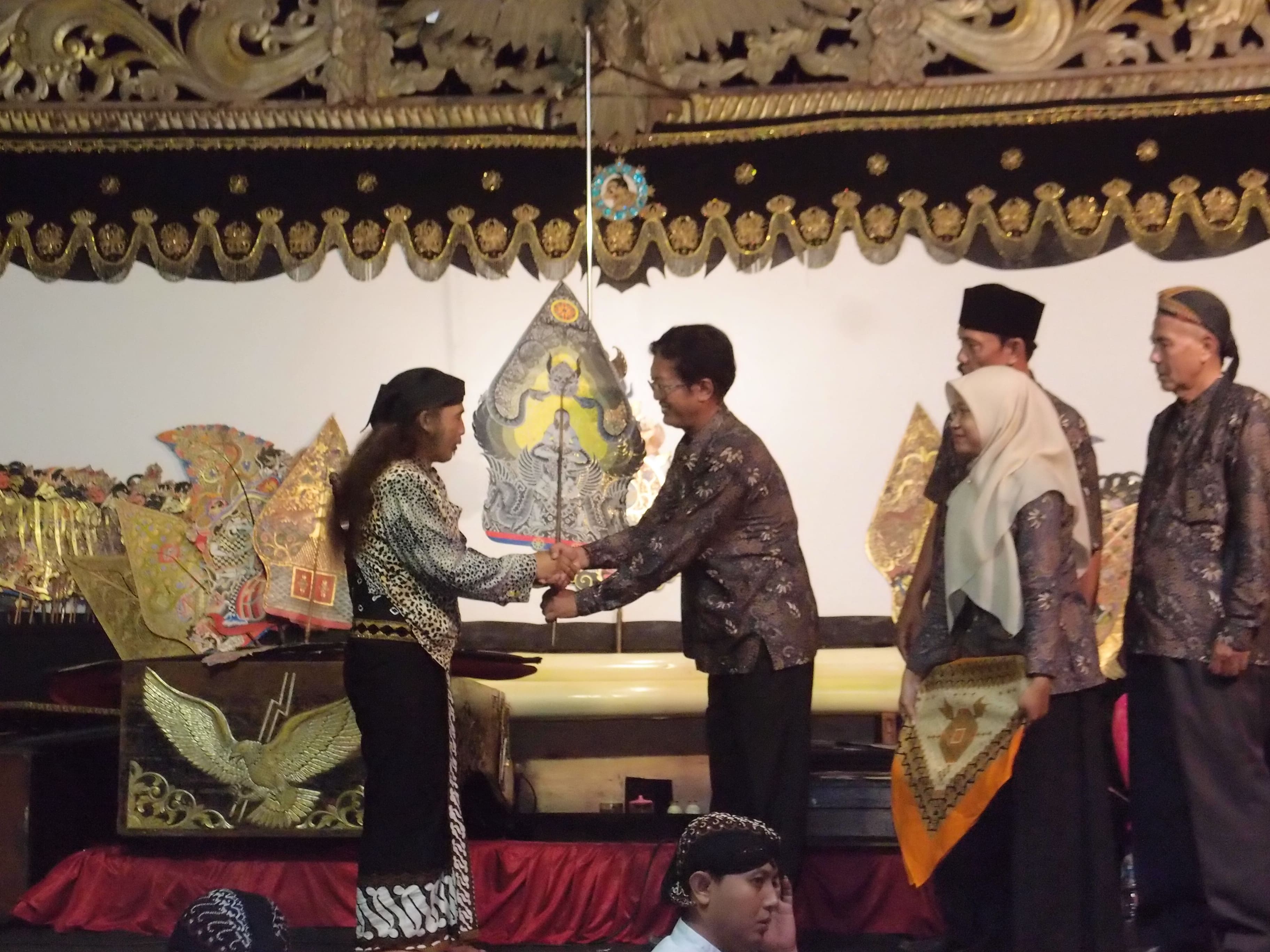 PAGELARAN WAYANG KULIT DAN CAMPURSARI DALAM RANGKA BERSIH DESA