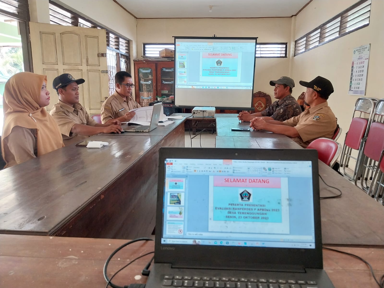 PRESENTASI EVALUASI RANPERDES P. APBDes 2023 DI KANTOR CAMAT UDANAWU