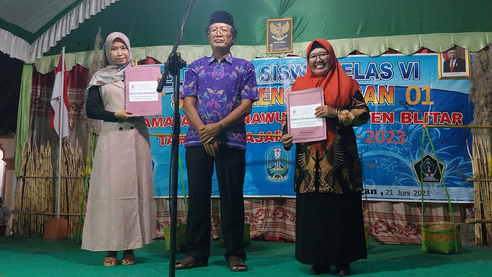 PENYERAHAN REWARD BAGI SISWA BERPRESTASI DI BIDANG AKADEMIK SISWA SDN 01 DAN SDN 02 DESA TEMENGGUNGAN
